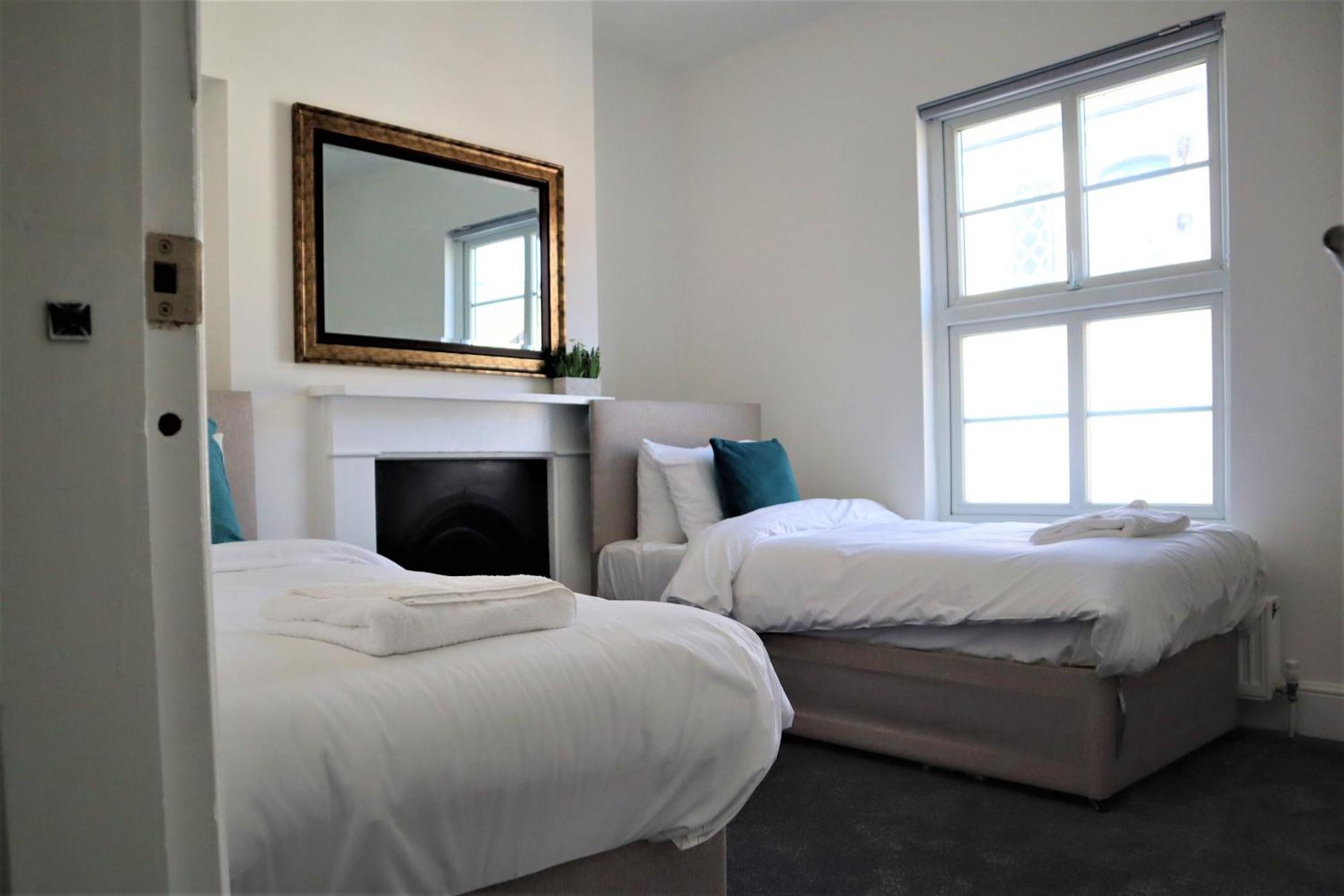 Victoria 4 Bedroom Serviced House Short Lets - Near Northampton Gen Hosp & Town Centre Exteriör bild