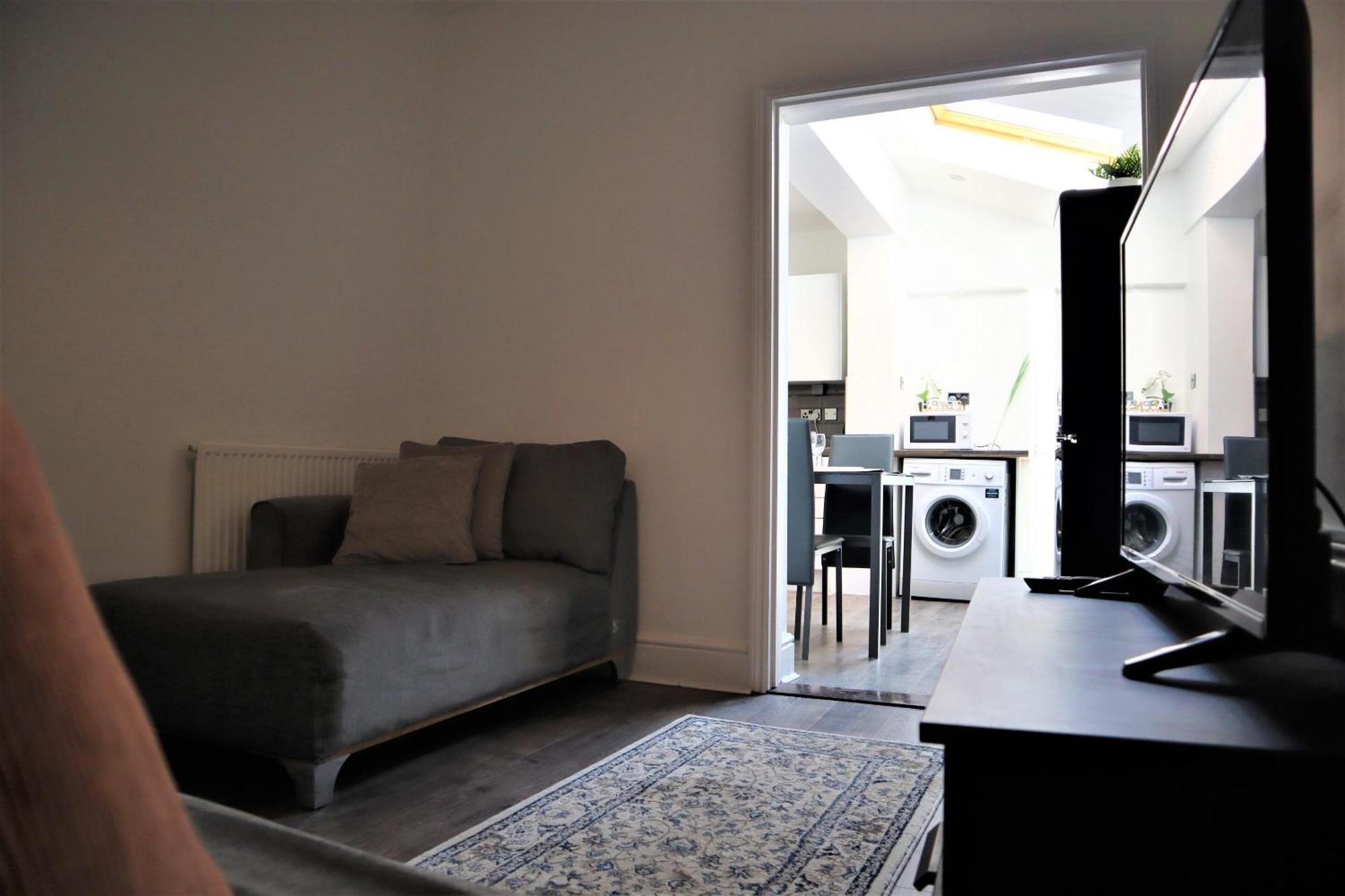 Victoria 4 Bedroom Serviced House Short Lets - Near Northampton Gen Hosp & Town Centre Exteriör bild