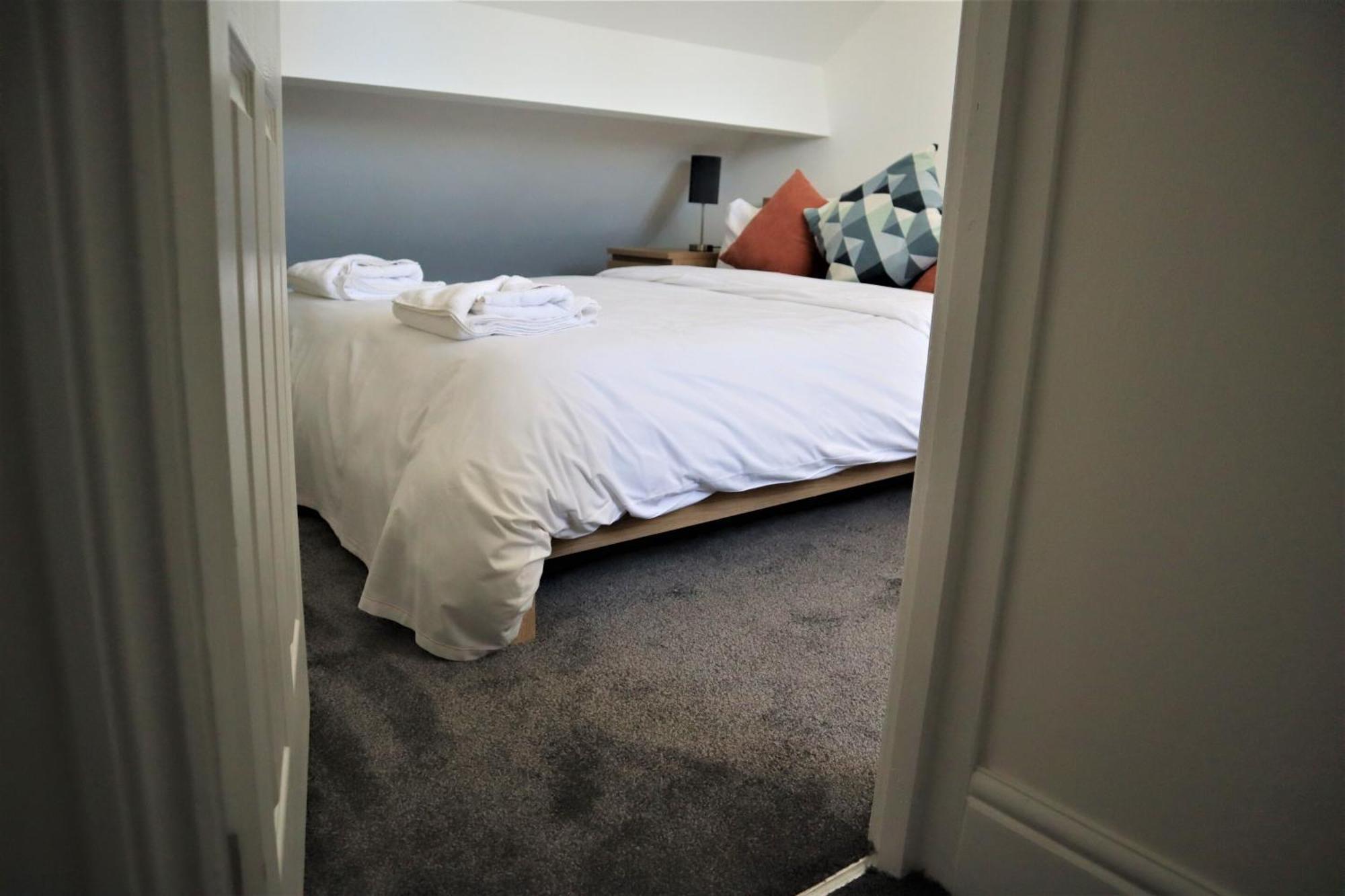 Victoria 4 Bedroom Serviced House Short Lets - Near Northampton Gen Hosp & Town Centre Exteriör bild